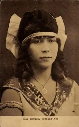 Ak Miss Bianca, Trapez-Akt, Akrobatin