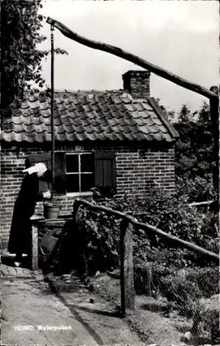 Ak Heino Overijssel, Frau in Tracht, Wasserbrunnen