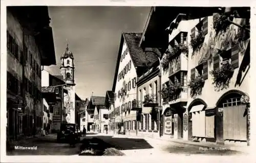 Ak Mittenwald in Oberbayern, Straßenpartie mit Kirche