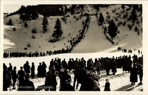 Ak Garmisch Partenkirchen in Oberbayern, Sportplatz, Sprungschanze, Besucher