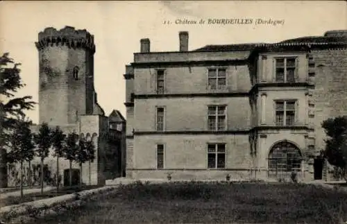 Ak Bourdeilles Dordogne, vue générale du Château de l'Extérieur