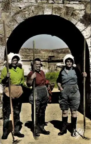 Ak Ile d'Oberon Charente Maritime, Frauen in Tracht, Rückkehr aus den Austern-Parks