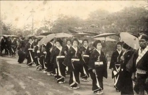 Ak Frauen in japanischer Volkstracht, Sonnenschirme