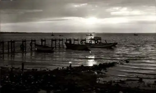 Ak Glowe auf Rügen, Meer, Steg, Boote, Sonnenuntergang