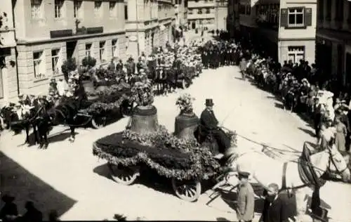 Foto Ak Ravensburg in Württemberg Oberschwaben, Blumen, Glocken, Fuhrwerk