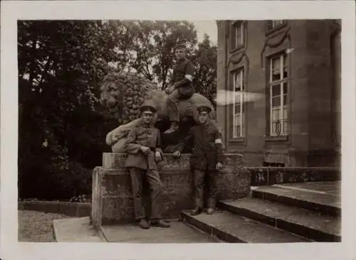 Foto Ak Ludwigsburg in Württemberg, Schloss Monrepos, Deutsche Soldaten, I. WK