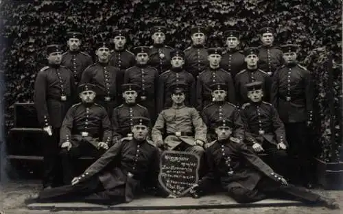 Foto Ak Rastatt im Schwarzwald Baden, Deutsche Soldaten in Uniformen, I. WK