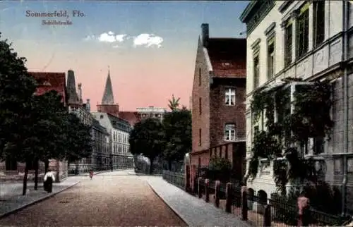 Ak Lubsko Sommerfeld Ostbrandenburg, Schillstraße, Straßenpartie, Kirchturm