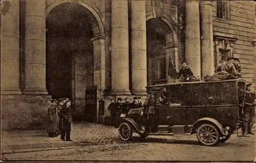 Ak Berlin Mitte, Ein mit Revlutionären besetztes Auto vor dem Marstall