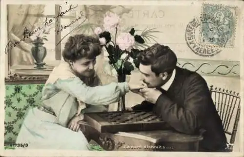 Ak Joeurs distraits, Liebespaar spielt Dame