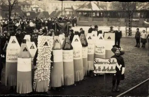 Foto Ak Personen in Kostümen, Karneval, Schmieres Salbe helft allethalbe