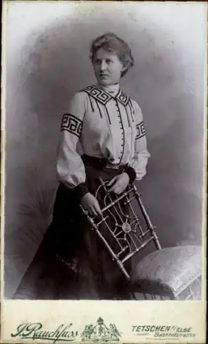 CdV Děčín Tetschen an der Elbe Region Aussig, Standportrait einer Frau