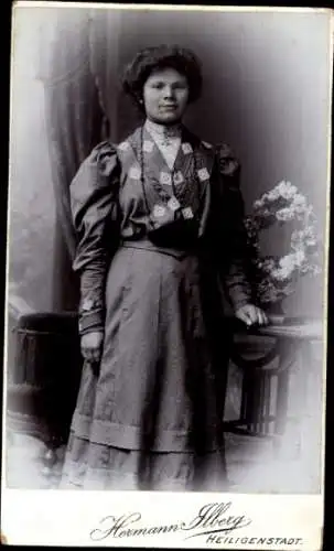 CdV Heilbad Heiligenstadt Eichsfeld Thüringen, Standportrait einer Frau