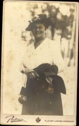 CdV Wien, Portrait einer Frau mit Hut und Handtasche