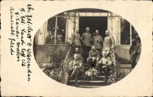 Foto Ak Deutsche Soldaten in Uniformen auf einer Treppe, I WK