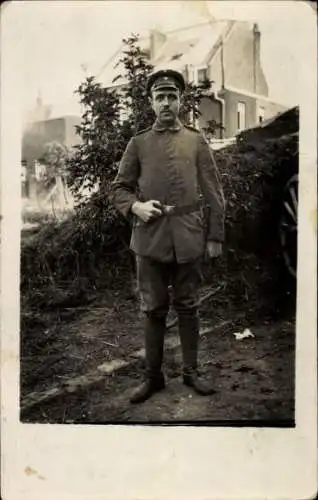 Foto Ak Deutscher Soldat in Uniform, Standportrait