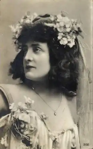 Ak Portrait einer Frau mit Blumen im Haar, Schauspielerin ?