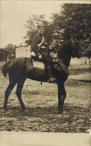 Foto Ak Mann in Uniform auf einem Pferd, Portrait