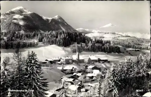 Ak Fieberbrunn in Tirol, Winterpanorama, Ort, Wald