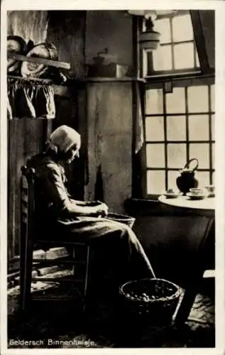 Ak Geldersch Binnenhuisje, Frau in Tracht