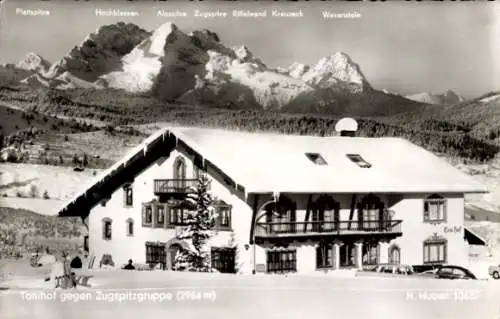 Ak Mittenwald in Oberbayern, Tonihof gegen Zugspitzgruppe, Winter