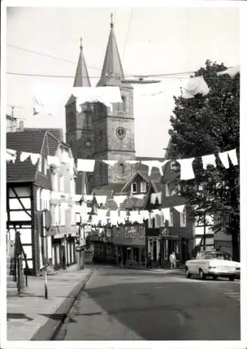 Foto Ak Ennepetal im Ruhrgebiet, Straßenpartie, Wäscheleinen, weiße Kleidungsstücke, Kirche