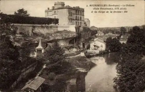 Ak Bourdeilles Dordogne, vue générale du Château et les Berges de la Drônne