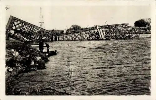 Ak Chennevieres Conflans Sainte Honorine Yvelines, Die Eisenbahnbrücke