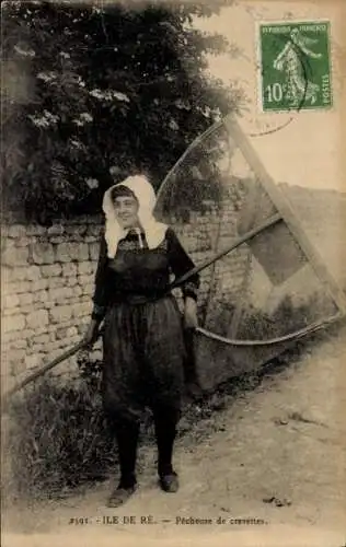 Ak Ile de Ré Charente Maritime, Krabbenfischerin in Tracht