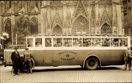 Foto Ak Köln am Rhein, Kölner Auto Rundfahrt Colonia, Autobus mit Passagieren vor dem Dom