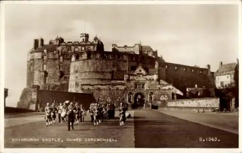 Ak Edinburgh Schottland, Schlosswachen mit Kapelle bei Zeremonie