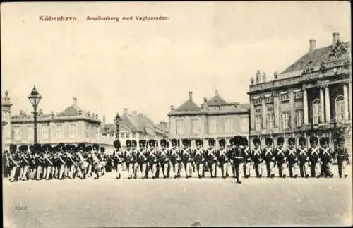 Ak København Kopenhagen Dänemark, Amalienborg med Vagtparaden