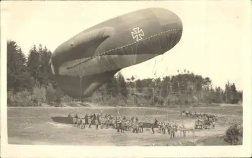 Foto Ak Militärballon, Soldaten