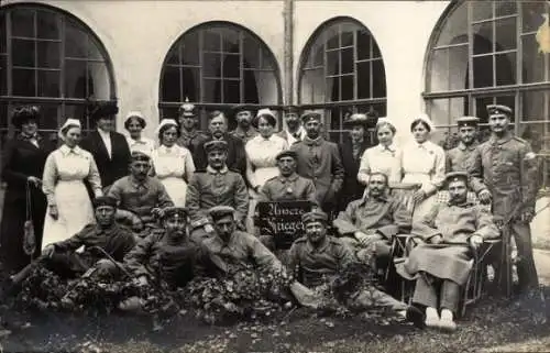 Foto Ak  Bad Saulgau in Oberschwaben?, Lazarett, Gruppenbild Patienten und Personal