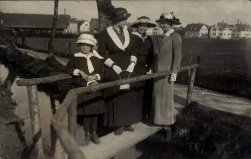 Foto Ak Bad Saulgau in Oberschwaben?, Frauen und Mädchen auf kleiner Brücke