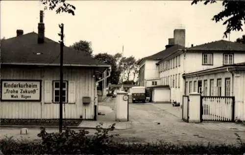 Foto Ak Wiek auf der Insel Rügen, Kinderkurheim Frohe Zukunft, Eingang