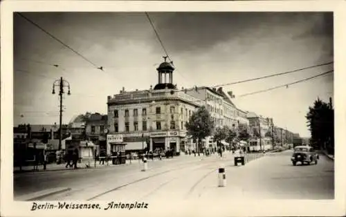 Foto Ak Berlin Weißensee, Antonplatz, Friseur, HO-Tabakwarengeschäft, Straßenbahn