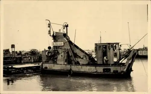 Foto Ak Wiek auf Rügen, Baggerschiff Ückermünde