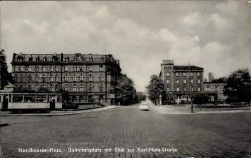 Ak Nordhausen am Harz, Bahnhofsplatz mit Blick zur Karl Marx Straße, Straßenbahn