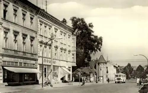 Ak Neuruppin in Brandenburg, Karl Marx Straße mit Rheinsberger Tor, Bus