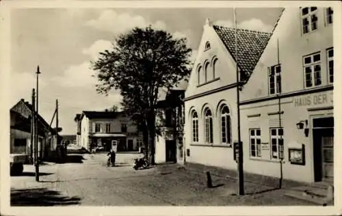 Ak Wiek auf Rügen, Dorfstraße mit Haus der Jugend