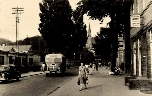 Ak Sassnitz auf Rügen, Karl Marx Straße mit Apotheke, Bus