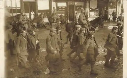 Foto Ak Deutsche Kriegsgefangene, Soldaten zu Pferden, I. WK