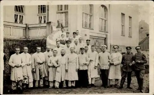 Foto Ak Lazarett, Deutsche Soldaten in Uniformen, I. WK