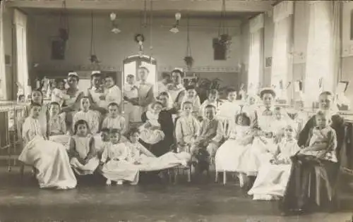 Foto Ak Krankenhaus, Gruppenfoto von Krankenschwestern und Kindern