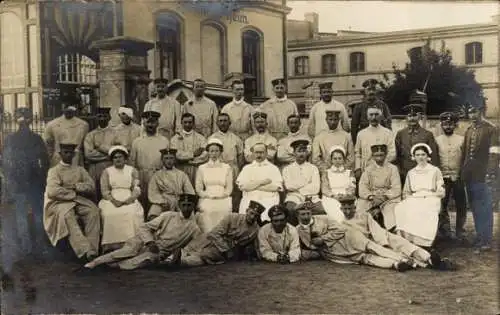 Foto Ak Lazarett, Deutsche Soldaten in Uniformen, Karolinen-Heim, Gruppenfoto, I. WK