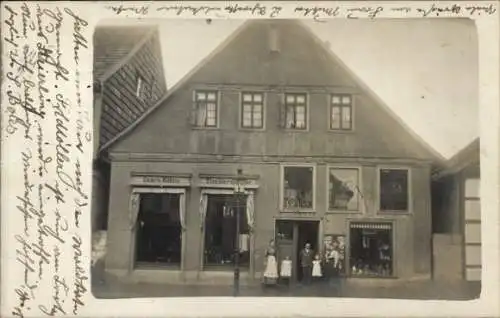 Foto Ak Bückeburg im Kreis Schaumburg, Geschäftshaus Georg Hülina Tischlermeister, Familie