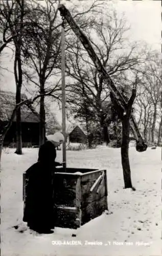 Ak Oud Aalden Zweeloo Drenthe, 't Hoes van Hol-An, Saksische boerderij, Frau am Brunnen, Winter