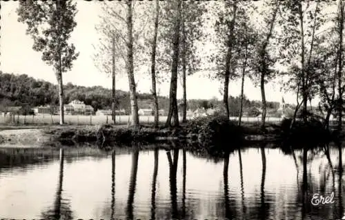 Ak Savignac les Eglises Dordogne, vue generale, prise au bord de l'Isle