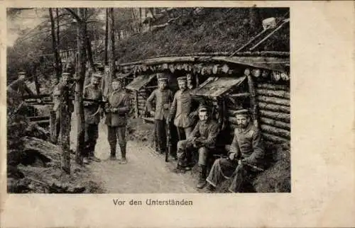 Ak Deutsche Soldaten in Uniformen, Vor den Unterständen, I. WK